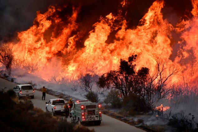 Bombeiros trabalham no combate ao incêndio florestal que atinge a região de Ojai, no estado americano da Califórnia - 09/12/2017