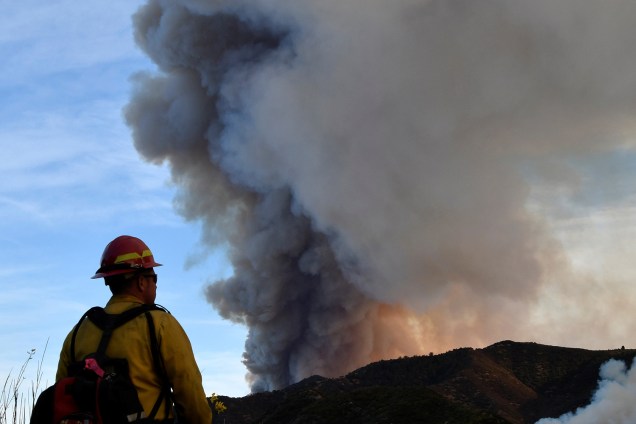 Bombeiro observa incêndio florestal que atinge a região de Ojai, no estado americano da Califórnia - 09/12/2017