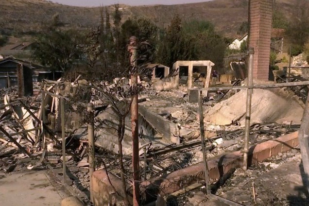 Estragos causados em residência após incêndio florestal atingir a região de Ventura, cidade localizada no estado americano da Califórnia - 08/12/2017
