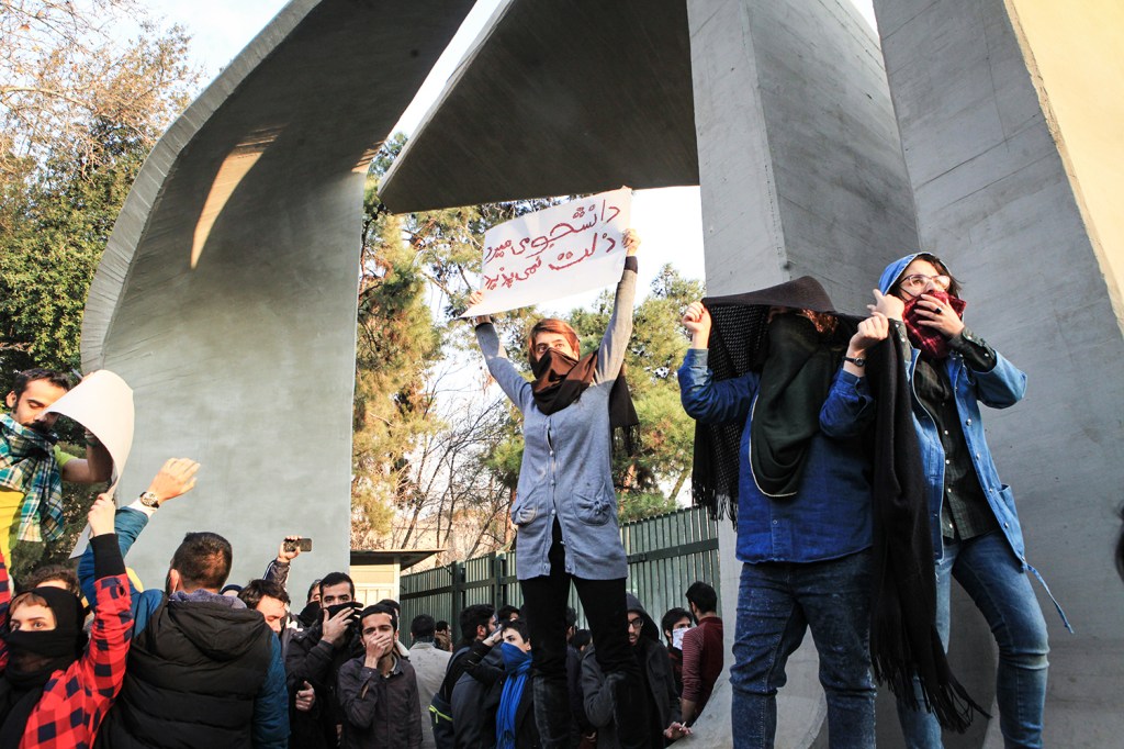 Manifestantes protestam em Teerã, capital do Irã - 30/12/2017