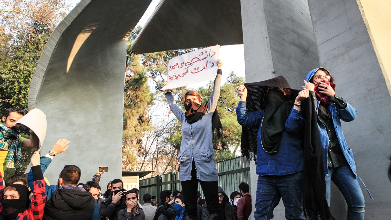 Manifestantes protestam em Teerã, capital do Irã - 30/12/2017