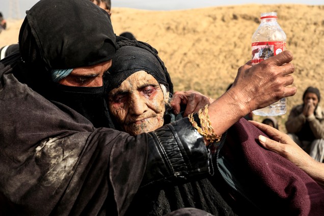 Mulher iraquiana descansa enquanto aguarda para ser deslocada de Mosul, durante confronto de tropas iraquianas com integrantes do Estado Islâmico - 27/02/2017
