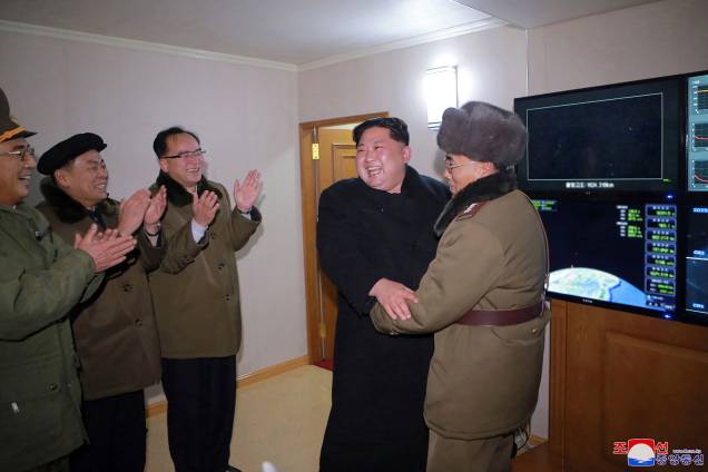 O ditador norte-coreano Kim Jong-Un acompanha o lançamento do míssil balístico intercontinental Hwasong-15 que capaz de alcançar os Estados Unidos O ditador norte-coreano Kim Jong-Un acompanha o lançamento do míssil balístico intercontinental Hwasong-15 que capaz de alcançar os Estados Unidos