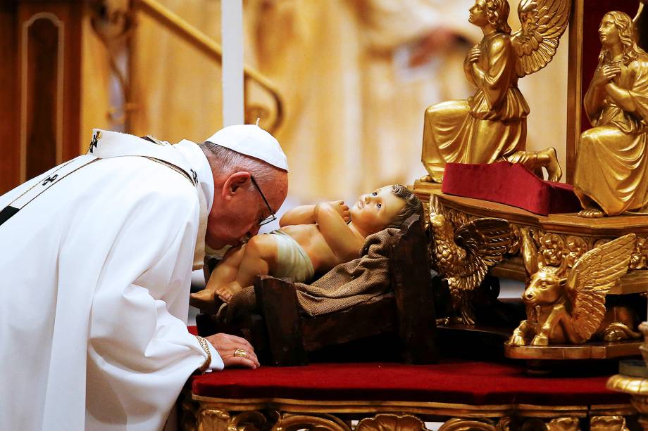 Papa Francisco beija imagem do menino Jesus durante a celebração da Missa do Galo, no Vaticano - 24/12/2017