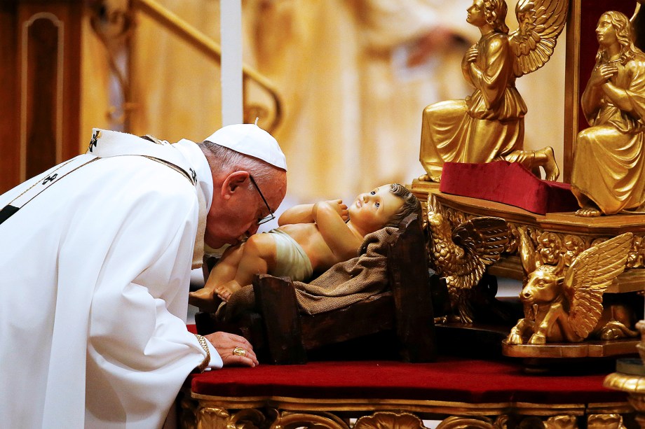 Papa Francisco beija imagem do menino Jesus durante a celebração da Missa do Galo, no Vaticano - 24/12/2017