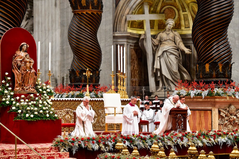 Papa Francisco celebra a tradicional Missa do Galo na Basílica de São Pedro, localizada no Vaticano - 24/12/2017