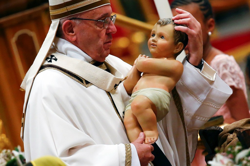 Papa Francisco carrega imagem do menino Jesus durante celebração da Missa do Galo, no Vaticano - 24/12/2017