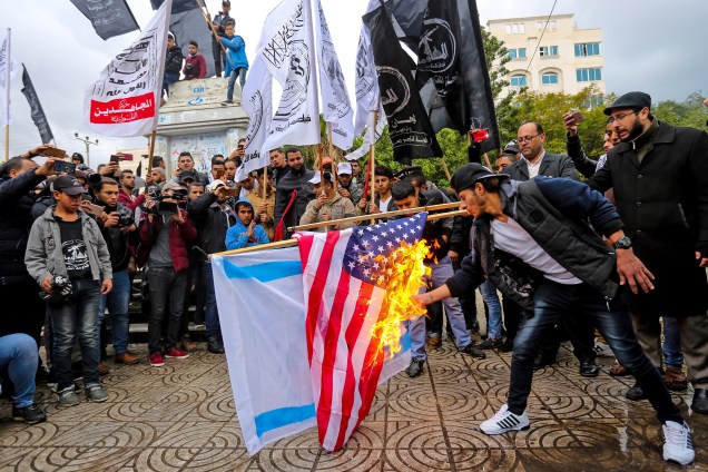 Manifestantes palestinos queimam bandeiras dos Estados Unidos e de Israel na cidade de Gaza - 06/12/2017