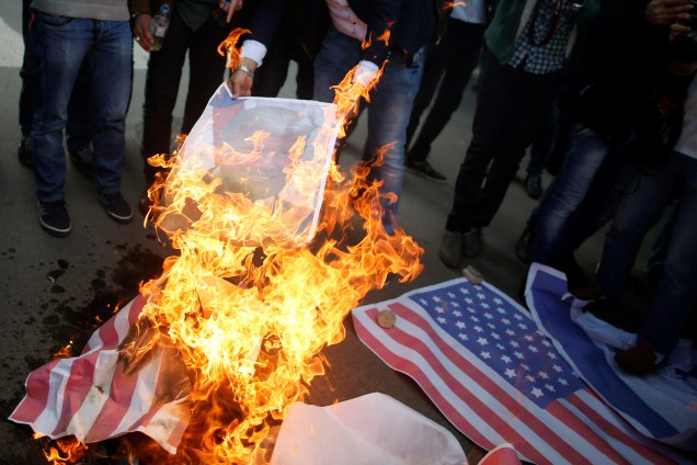 Manifestantes queimam uma bandeira dos Estados Unidos e uma foto do presidente Donald Trump durante um protesto contra a decisão de Trump de reconhecer Jerusalém como a capital de Israel, na cidade de Gaza - 07/11/2017