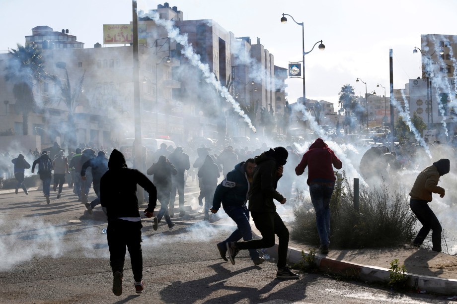 Manifestantes palestinos entram em confronto com tropas israelenses perto do assentamento judeu de Beit El, perto da cidade de Ramallah, na Cisjordânia - 07/12/2017
