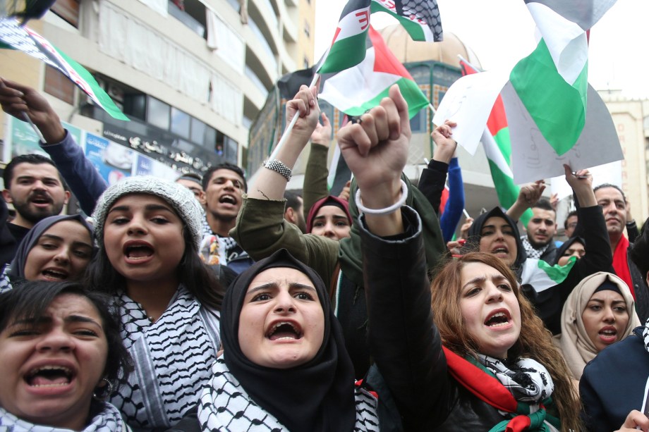 Manifestantes gritam palavras de ordem e agitam bandeiras palestinas durante protesto em Sidon, no sul do Líbano - 07/12/2017