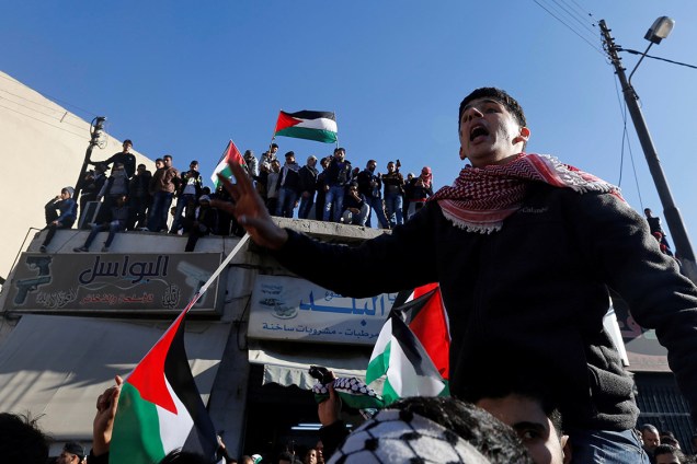 Manifestantes protestam contra a decisão do presidente americano Donald Trump de reconhecer Jerusalém como capital de Israel, em Amã, na Jordânia
