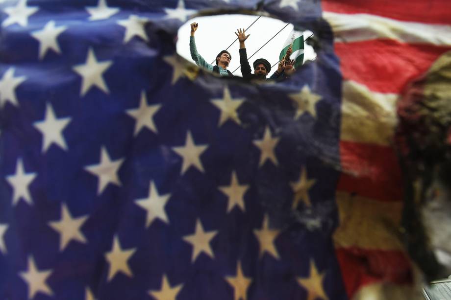 Manifestantes queimam bandeira americana durante protesto na cidade paquistanesa de Lahore, contra a decisão do presidente dos Estados Unidos, Donald Trump, de reconhecer Jerusalém como a capital de Israel - 10/12/2017