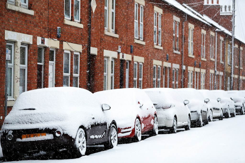 Veículos são cobertos por forte nevasca em Loughborough, no Reino Unido - 10/12/2017