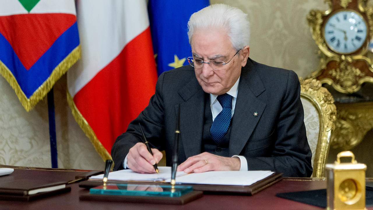 Presidente italiano dissolve o Parlamento