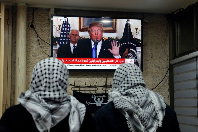 Palestinos assistem ao discurso do presidente norte-americano Donald Trump em um café em Jerusalém. Trump reconheceu a cidade de Jerusalém como a capital de Israel - 06/12/2017
