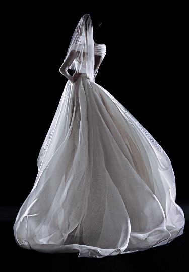 A modelo Naiane Witeck, com vestido criado pelo estilista brasileiro Ocimar Versolato