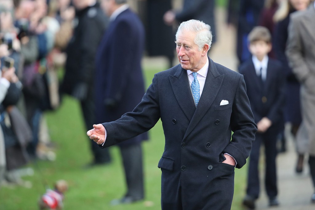 Príncipe Charles, o Príncipe de Gales, comparece à igreja de Santa Maria Madalena para comemora o natal em King's Lynn, na Inglaterra