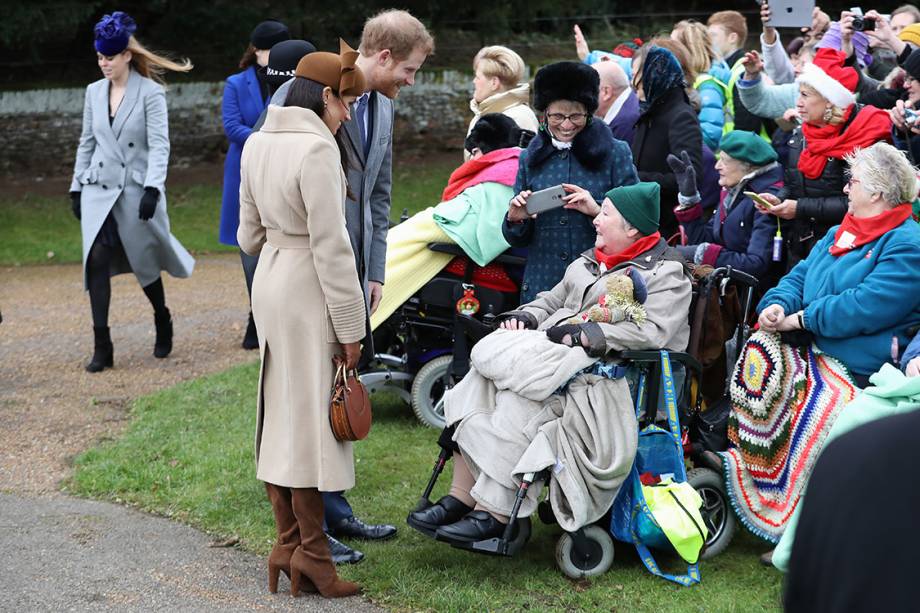 Meghan Markle e príncipe Harry cumprimentam público que os aguarda, em frente à igreja de Santa Maria Madalena, em King's Lynn, na Inglaterra - 25/12/2017