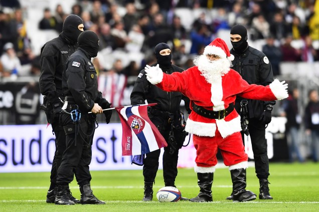 Homem vestido de Papai Noel é visto entre membros da polícia, durante partida de rugby no estádio Matmut Atlantique, localizado no sudoeste da França - 23/12/2017