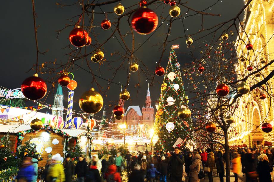 Árvores são decoradas com enfeites natalinos na Praça Vermelha, em Moscou, capital da Rússia - 23/12/2017