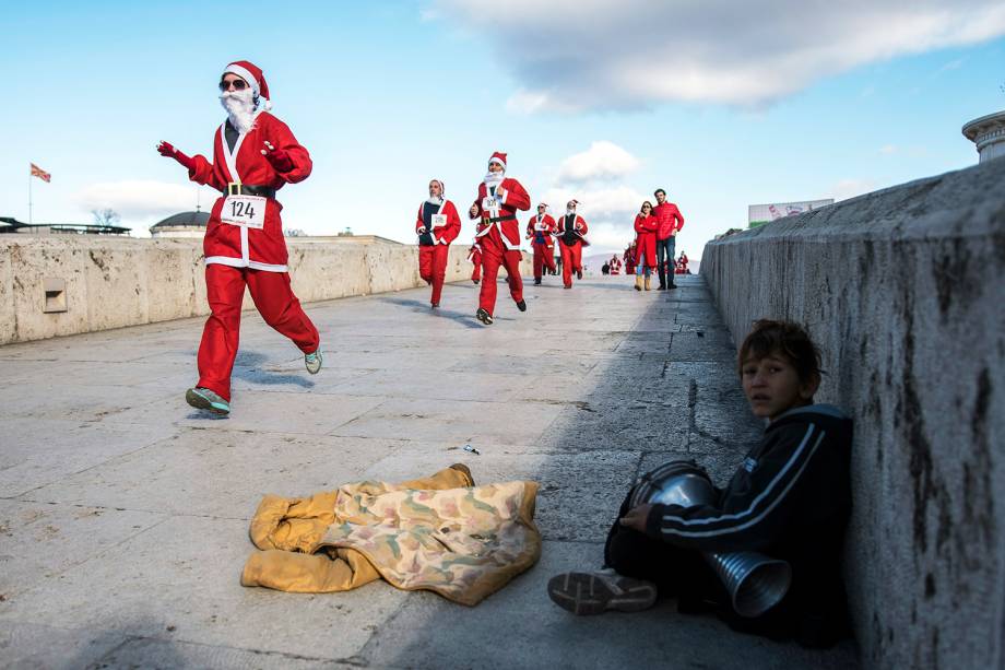 Criança toca tamborim durante tradicional corrida natalina em Escópia, capital da Macedônia - 24/12/2017 Criança toca tamborim durante tradicional corrida natalina em Escópia, capital da Macedônia - 24/12/2017