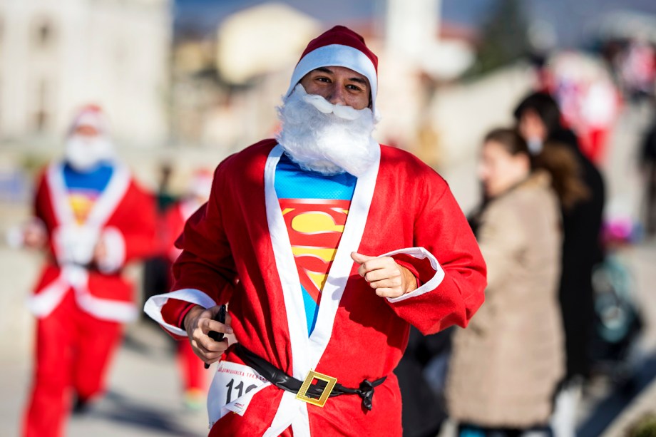 Homem vestido de Papai Noel ê visto com camiseta do Superman, durante tradicional corrida natalina realizada em Escópia, capital da Macedônia - 24/12/2017