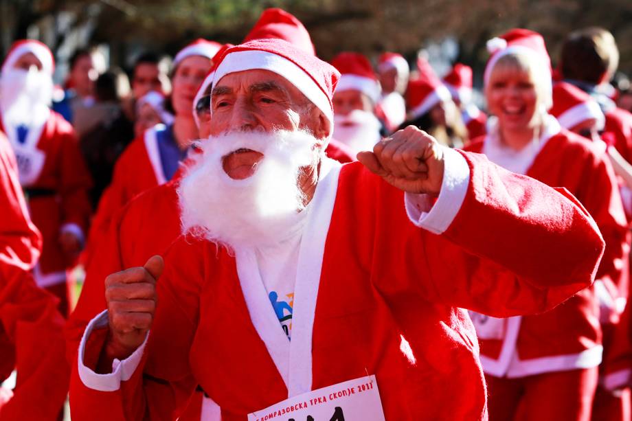 Participantes dançam antes de tradicional corrida natalina, realizada em Escópia, capital da Macedônia - 24/12/2017