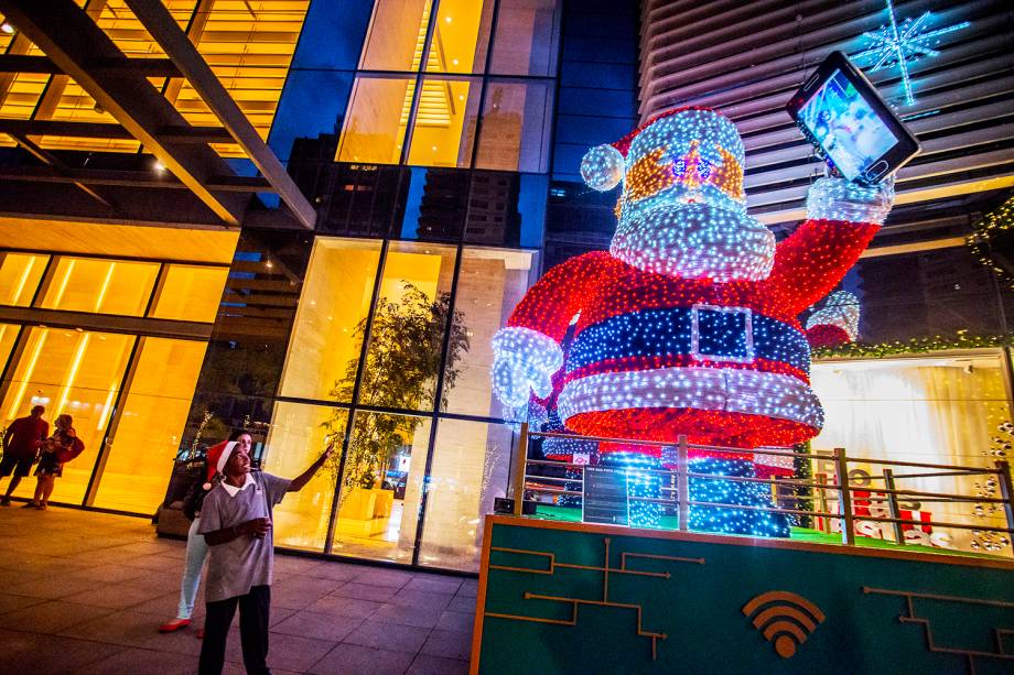 Homem observa Papai Noel iluminado por LEDs em um shopping na Avenida Paulista, em São Paulo (SP) - 24/12/2017