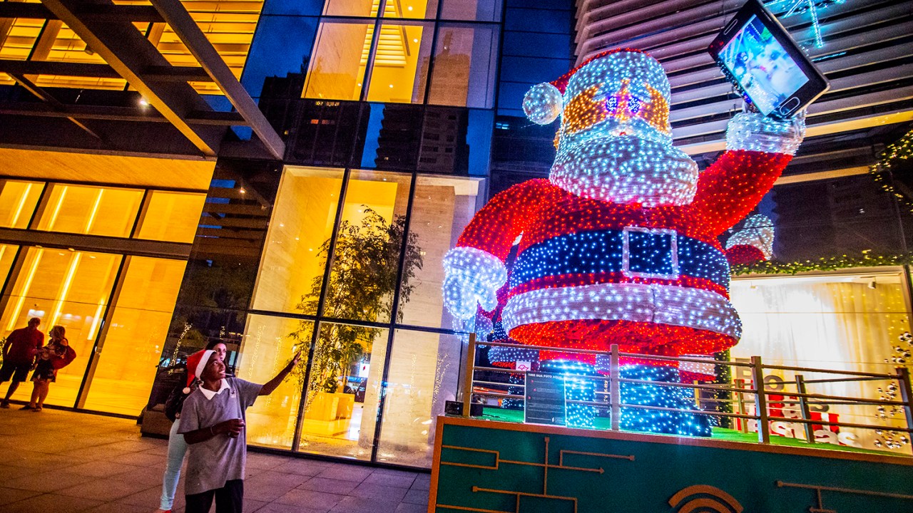 Homem observa Papai Noel iluminado por LEDs em um shopping na Avenida Paulista, em São Paulo (SP) - 24/12/2017