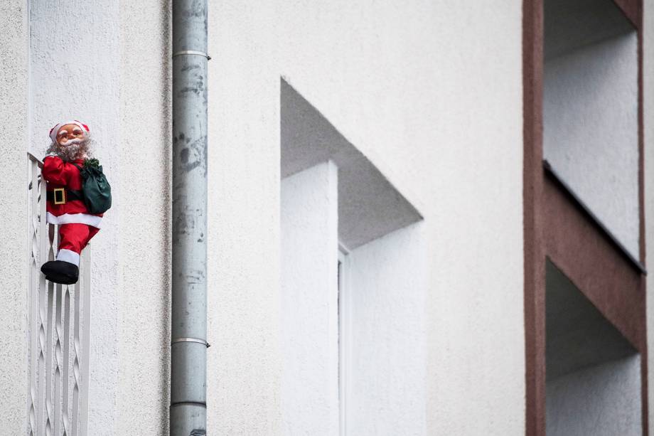 Boneco de Papai Noel é visto em sacada de prédio em Berlim, na Alemanha - 24/12/2017 Boneco de Papai Noel é visto em sacada de prédio em Berlim, na Alemanha - 24/12/2017