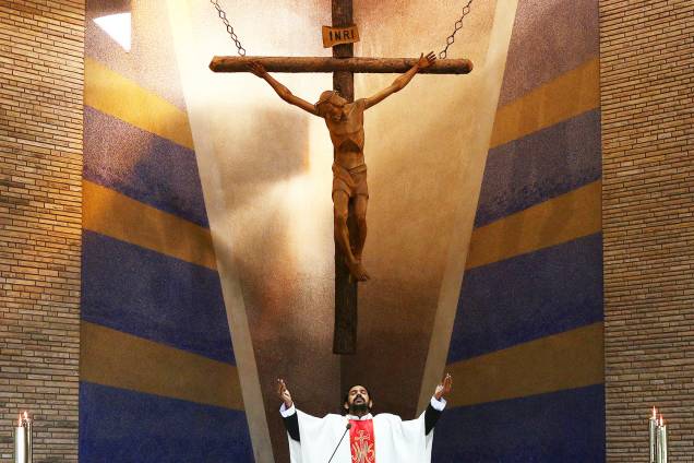 Padre realiza oração durante missa de Natal realizada em uma igreja de Chandigarh, na Índia - 25/12/2017 Padre realiza oração durante missa de Natal realizada em uma igreja de Chandigarh, na Índia - 25/12/2017