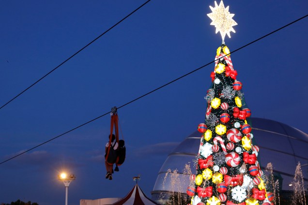 Tirolesa é vista entre árvore de Natal, instalada em um parque de diversões na cidade de Pasay, nas Filipinas - 25/12/2017