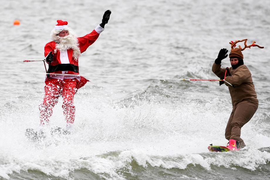 Homens vestidos de Papai Noel e de rena realizam apresentação no Rio Potomac, localizado no estado americano da Virgínia - 24/12/2017 Homens vestidos de Papai Noel e de rena realizam apresentação no Rio Potomac, localizado no estado americano da Virgínia - 24/12/2017