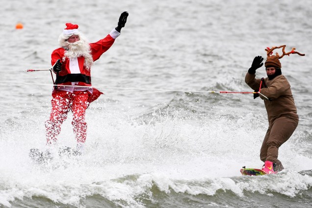 Homens vestidos de Papai Noel e de rena realizam apresentação no Rio Potomac, localizado no estado americano da Virgínia - 24/12/2017
