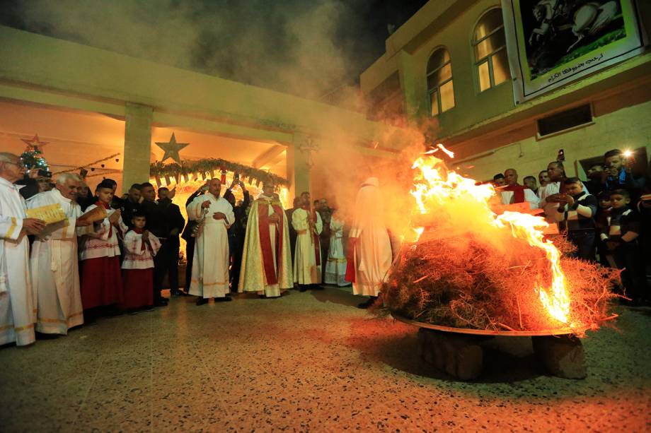 Iraquianos realizam missa de Natal na igreja de São Jorge, localizada na aldeia de Teleskuf - 24/12/2017