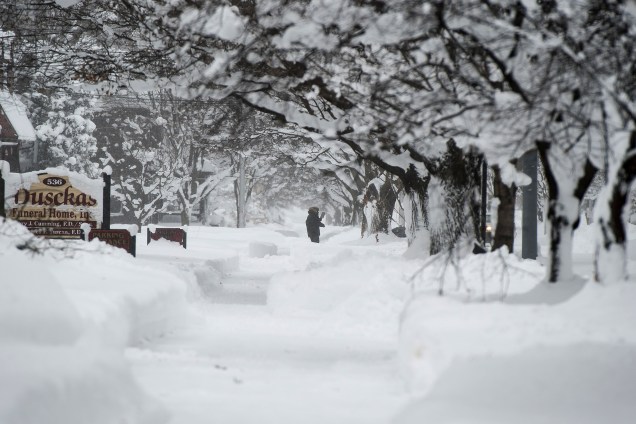 Um morador de Erie é visto andando em meio a nevasca recorde de dois dias na rua 10, na Pensilvânia - 27/12/2017