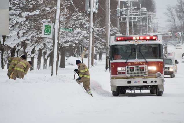 Bombeiros trabalham para remover a neve em volta dos hidrantes da cidade de Erie, na Pensilvânia - 27/12/2017