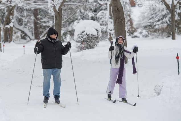 Joe Ferrera e Grace Ferrera andam de ski no meio da rodovia South Shore, durante uma nevasca recorde de dois dias em Erie, no estado americano da Pensilvânia - 27/12/2017