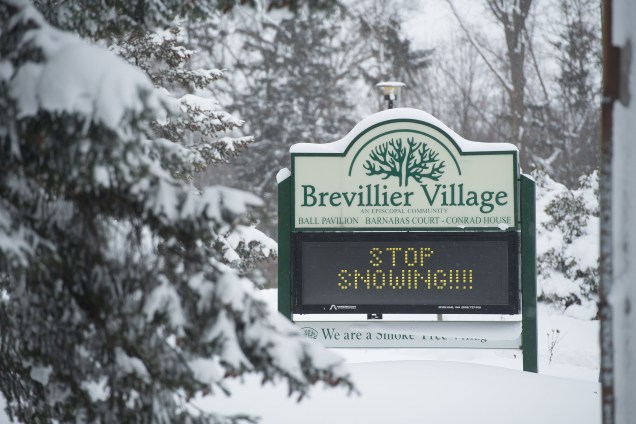A comunidade de Brevillier Village Episcopal deixa um pedido para a neve parar de cair depois de dois dias seguidos em Erie, no estado americano da Pensilvânia - 27/12/2017