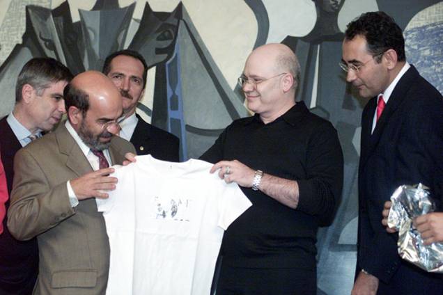 Em Brasília, o então ministro José Graziano (esq.), recebe do estilista Ocimar Versolato as primeiras camisetas para arrecadar recursos para o Fome Zero - 13/05/2003