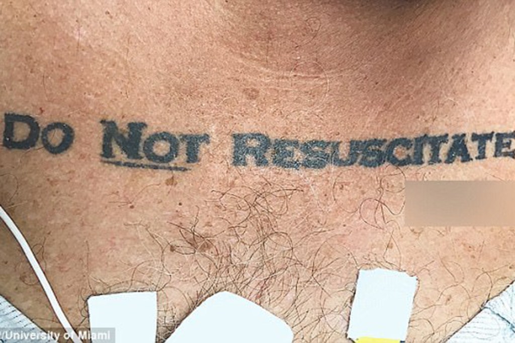 Paciente inconsciente chega em hospital de Miami com tatuagem de "Não ressucitar" e sua própria assinatura logo abaixo