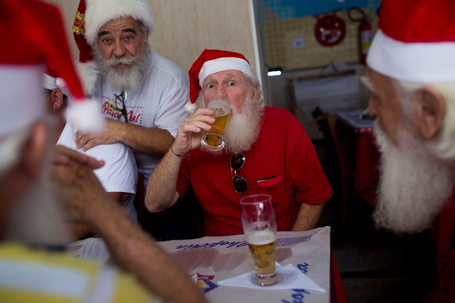 Papais Noéis se reúnem para celebrar o fim do Natal em uma comemoração tradicional organizada pela Escola Brasileira de Papai Noel, fundada em 1993, no Rio de Janeiro - 26/12/2017