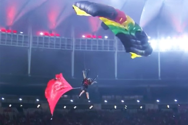 Torcedor do Flamengo pousa de paraquedas no Maracanã durante a final da Copa Sul-Americana de 2017