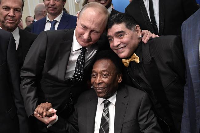 O presidente da Rússia, Vladimir Putin, Maradona e Pelé antes do sorteio dos grupos da Copa do Mundo da Rússia no Kremlin em Moscou -
