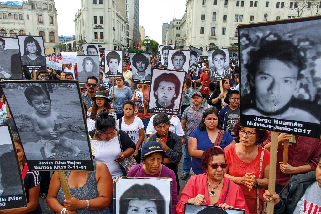 Protesto em Lima com fotos de vítimas de Fujimori