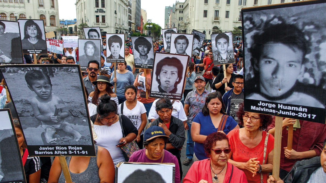 Protesto em Lima com fotos de vítimas de Fujimori
