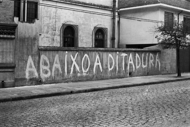 Pixação em parede com os dizeres: "Abaixo a ditadura" - em oposição ao governo militar brasileiro.