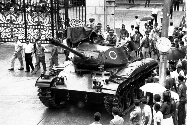 Populares observando tanques militares circulando pelas ruas do Rio de Janeiro, no dia seguinte ao Golpe Militar - GOLPE DE 1964