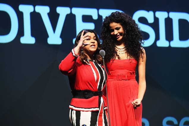 A cantora Preta Gil e a miss brasil Monalysa Alcântara estiveram no Prêmio Veja-se para entregar o troféu na categoria 'Diversidade'
